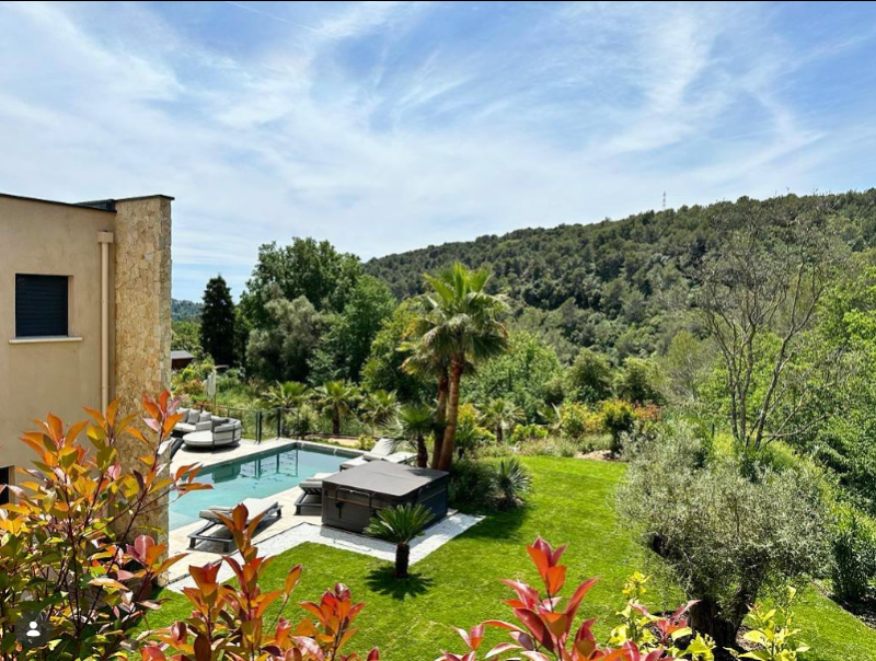 Création paysagère à Cannes : aménagement de jardin contemporain avec piscine par Vertuose Paysage expert local